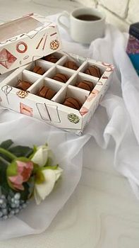 Коробка для 9 конфет с обечайкой "Школа", 13,8 х 13,8*3,8 см